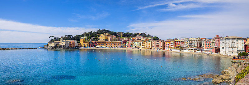 它位于Sestri Levante的Baia del Silenzio(沉默湾)，被意大利利古里亚特色的彩色建筑包围